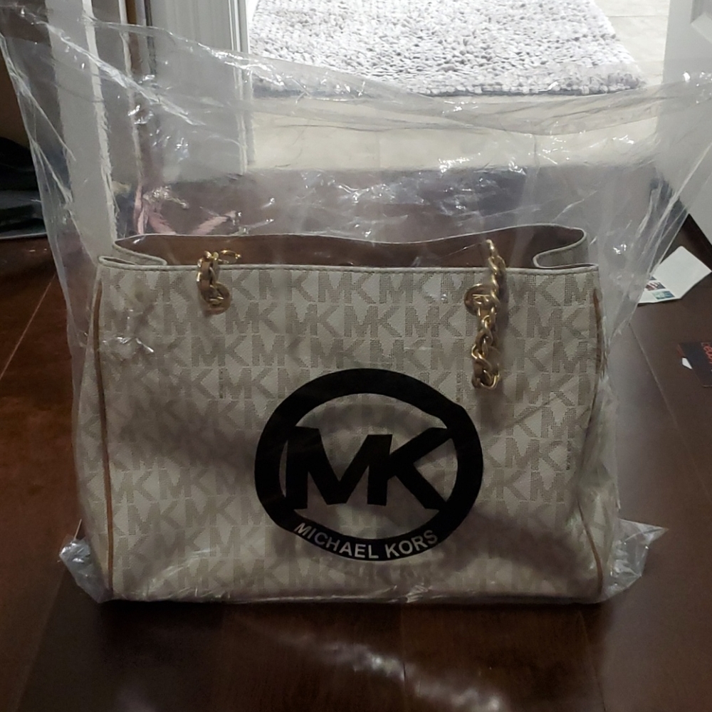 LIKE NEW/PERFECT CONDITION  Michael Kors Purse